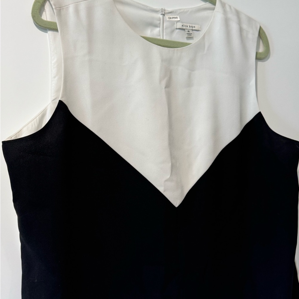 Women's Black and White Sleeveless Top